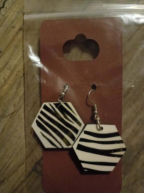 Black&White Teardrop #106